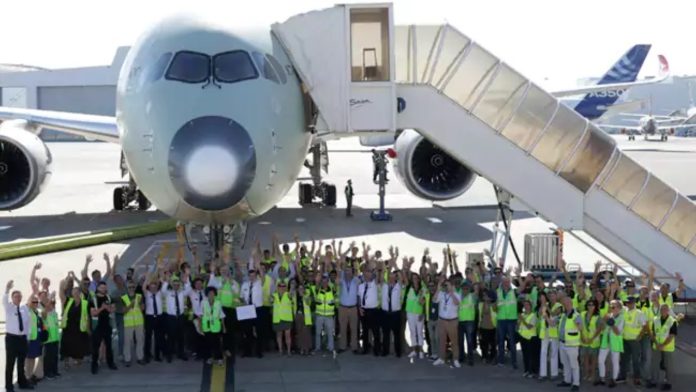Qantas sets record with 24-hour non-stop commercial flight
