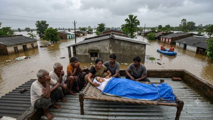 Maharashtra floods: Family spends 4 hours on rooftop with a dead body